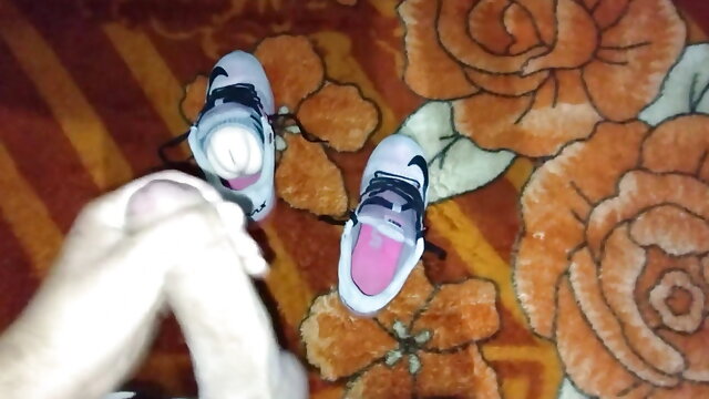 Cumming On Nike Air Max