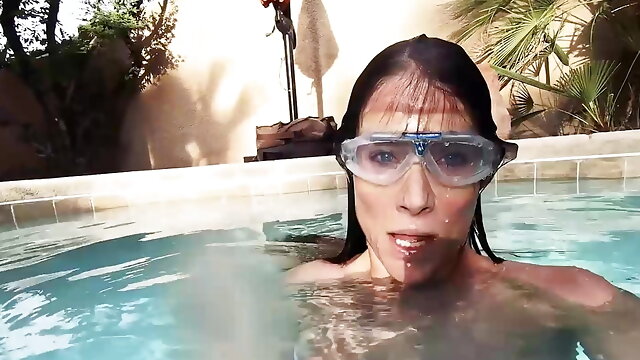 Brunette Cougar Sofie Marie Plays Her Pussy While Underwater