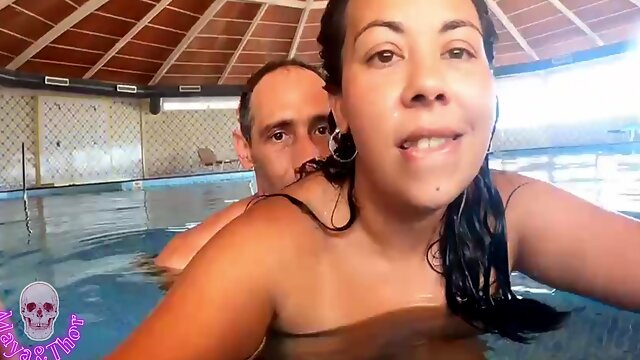 Maya Tetona Amateur es demasiado caliente para ser follada en la piscina