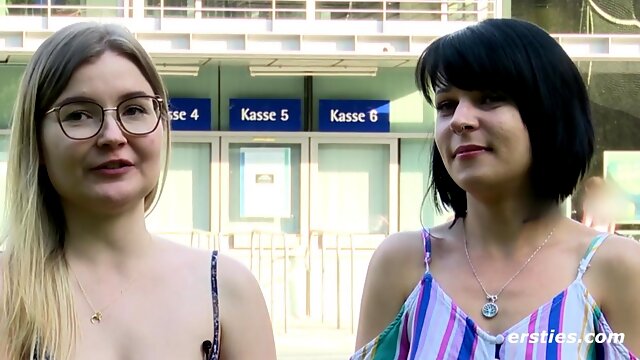 Ersties - Heißes Treffen in Berlin zwischen Emily und Marie S