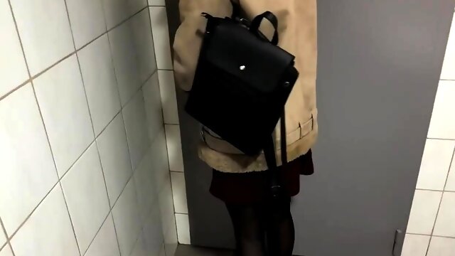 Hot Amateur Girlfriend Fucked In The Public Toilet