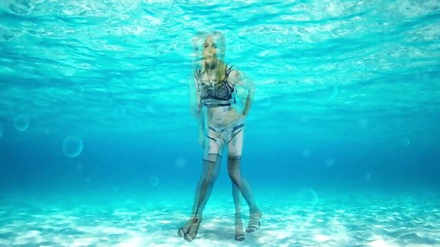 Underwater Shemale Vs Female - Underwater Shemale Vs Female | Sex Pictures Pass