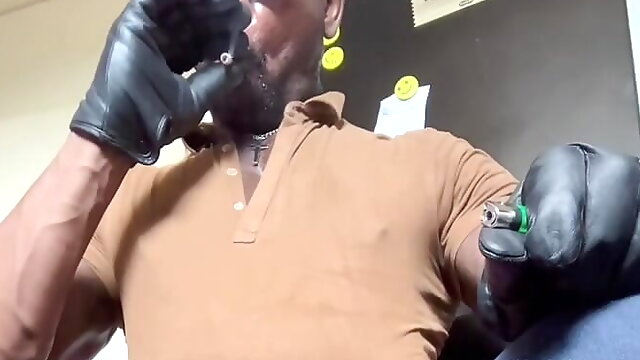 Black Mature Muscle Fetish Smoke & Wank  