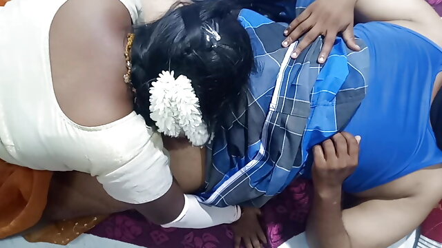Die tamilische Frau genoss es, beim heißen Reden Brüste zu lutschen