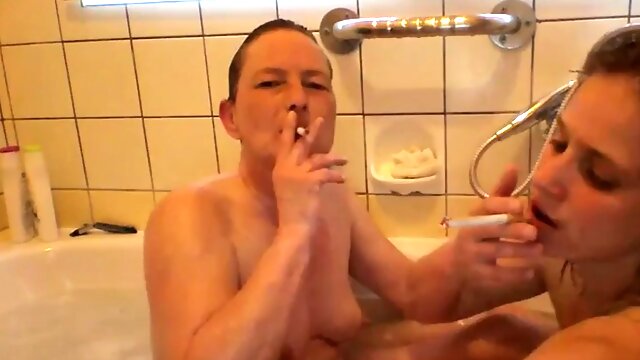 Rauchen Lesbisch, Rauchen Deutsch, Smoking German, Kleine Titten Lesben