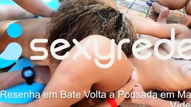 Várias casadas gostosas fizeram uma festinha na piscina e