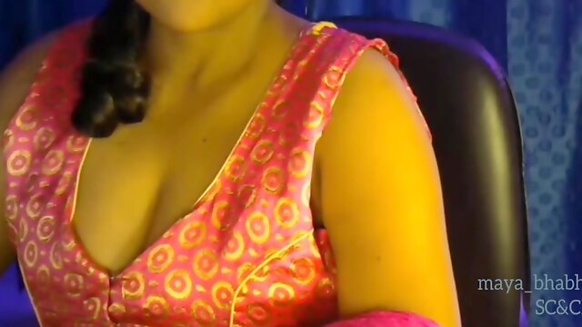 Bhabhi Showing Her Cloth Under Boobs Willingly