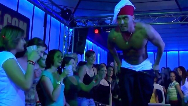 Homme Nu Et Filles Habillées