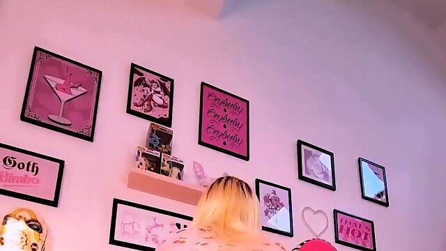 Wild camgirl pounding her fiery holes into a big dildo