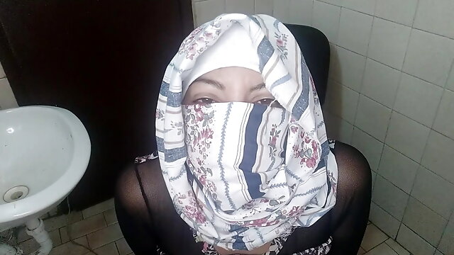 Real Muslim Horny Arab Step Mom Masturbates And Squirts For Allah In Niqab