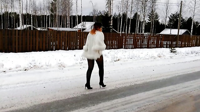 Without a skirt in tights - A winter day on the road