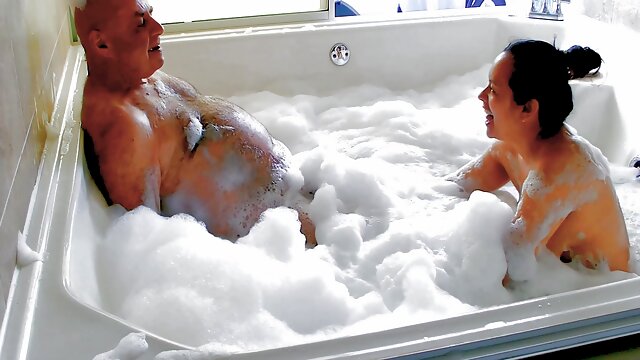 Hot Foamy Jacuzzi Sex With Garabas And Olpr
