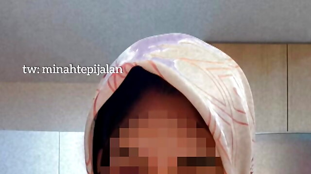 Hijabi girl takes two dildo 