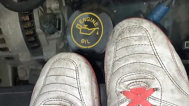 Mechanic found smelly soccer shoes in van