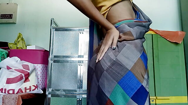 Hot college girl in saree 