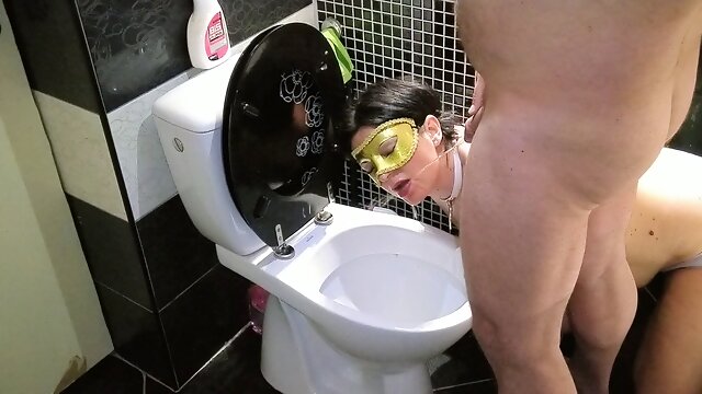 Toilet Slave, Piss Drinking