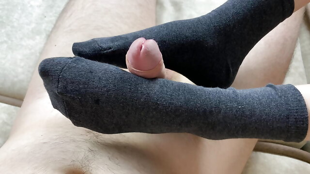 Sockjob from my girlfriend ended with cum on her feet