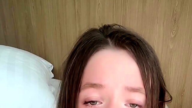 Une fille nue suce son godemiche pour le web