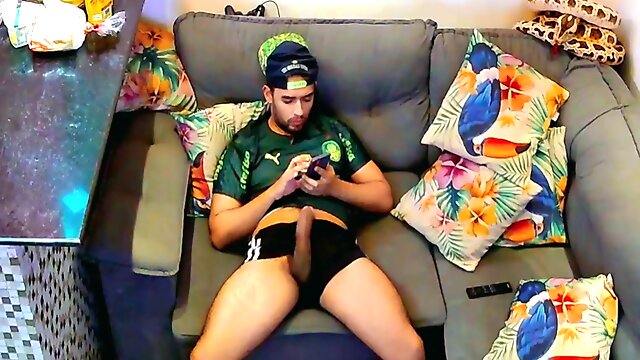 Torcedor Do Palmeiras Assistindo Jogo E Socando Uma Boa Punheta Com Seu Imenso Pau 31 Min