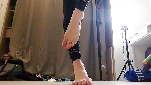 I love to cum on my sexy feet. 