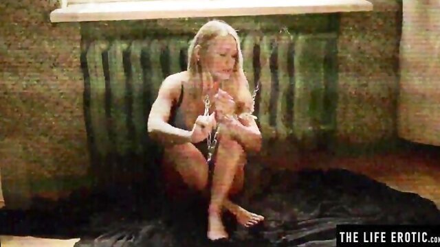 Consummate squeezes BDSM sex