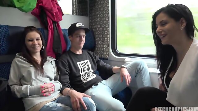 Alex Black - La giovane coppia ha accettato di fare una cosa a quattro con noi sul treno affollato per soldi Guarda il video completo in 1080p Streamvid.net