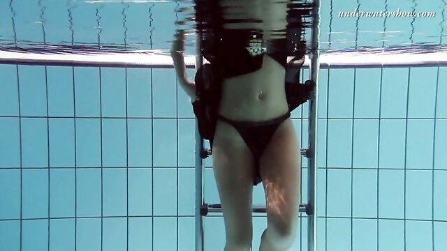 Underwater Show featuring GFs pool girl xxx