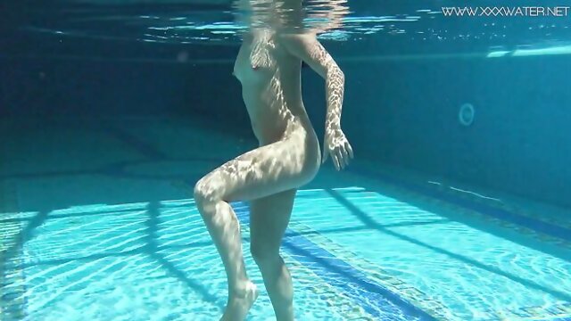 Jessica Lincolns swimming pool video by Underwater Show