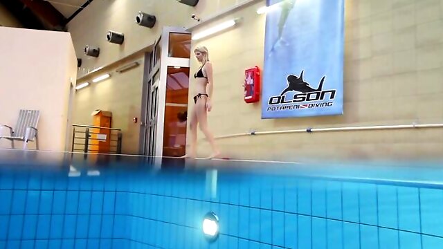 Beautys pool girl video