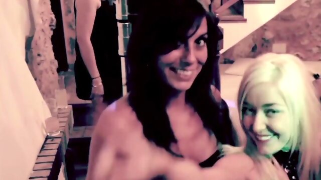 After-Party auf Ibiza: Sexy Pornostar wird in Dessous im Doggystyle gefickt und neckt Sie mit perfektem Körper