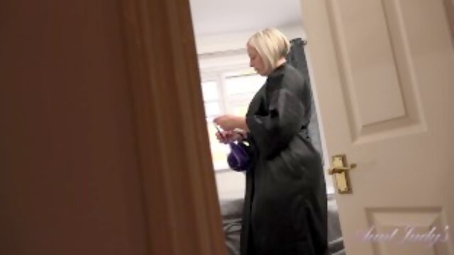 Tante Judys Big Tit MILFs – Ihr vollbusiger BBW-Stiefmutter-Star findet ihre Dessous in Ihrem Zimmer (POV)