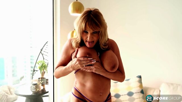 Roxy Royce In Huge-titted Wife Puts On A Show