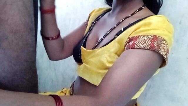 Marwari Bhabhi massaged the dick and had fun by drinking the juice from the dick