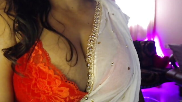Hot desi girl is having fun by showing her youthful boobs to men.