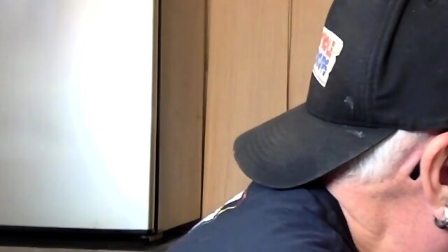 Gloryhole DILF sucks in homemade closeup