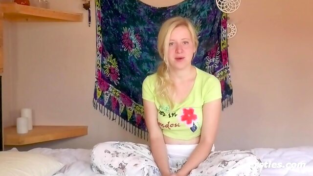 Ersties - Musikstudentin Anna M. aus Erfurt verwöhnt sich mit Dildo