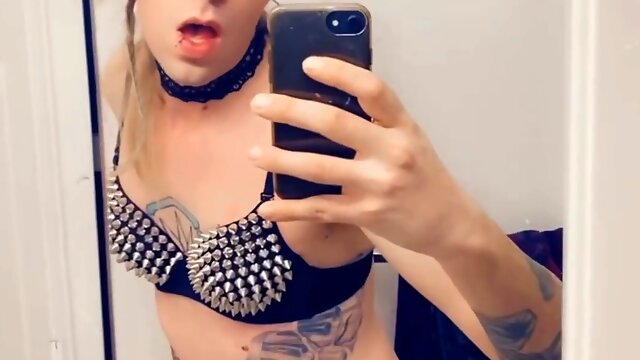 Trans queen fingers Herself