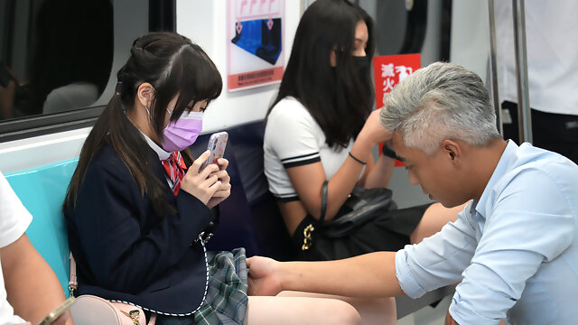Aziatisch meisje wordt betast en geplaagd terwijl ze in de trein zit