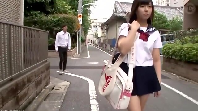 Clip censurata molto calda con una timida studentessa giapponese