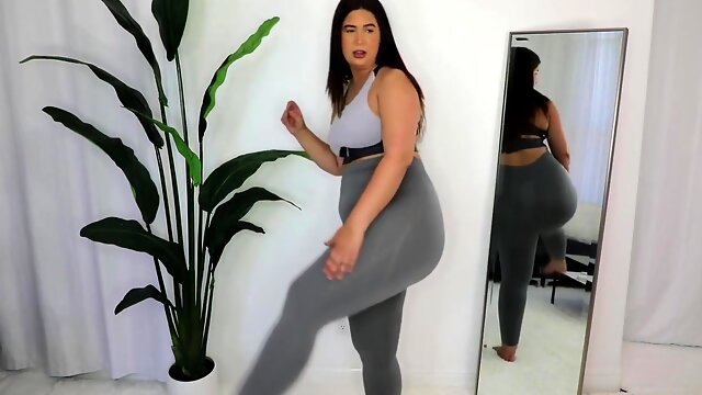 Bri Martinez - The Best Leggings For Curvy Girls