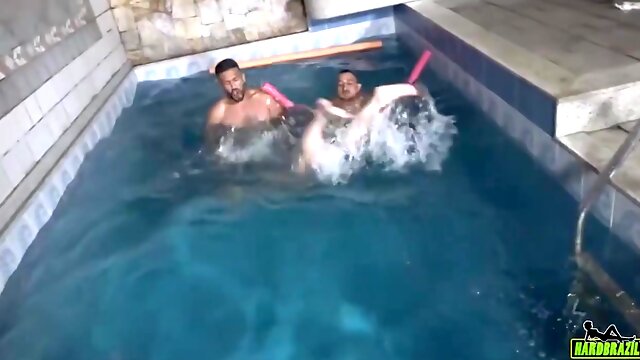 Se Empolgou E Fodeu Na Piscina E A Loira Gozou Tras Vezes Pornobr Videos