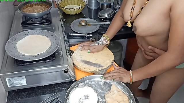 Roti Banate Samay Jor Se Dhakka Lagaya Ek Sath Do Kam