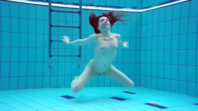 Watch Her Looks Underwater She Talented