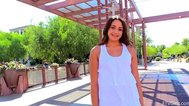 Nudisten, Unter Den Rock