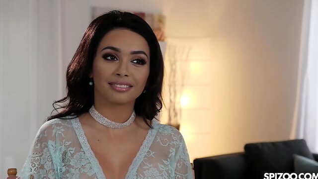 Aaliyah Hadid Up Close And Personal