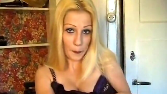 I Film On The Phone The Blonde Lucie An Exhibitionist Girl
