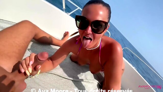 Ava Moore - Baise Risquee En Mer Sur Un Bateau French