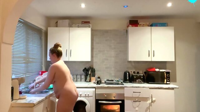 Amateur Teenager Naked Cleaning