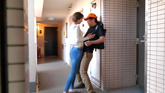 Dldss-102 玄関先誘惑て若い来訪者たちの絶倫チホを貪り尽くす欲求不満妻の日替わり連射不倫 穂高結花