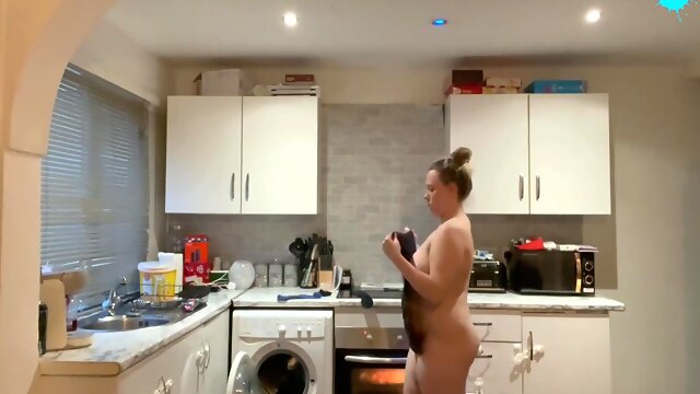 Amateur Teenager Naked Cleaning